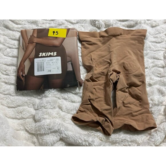 SKIMS-SEAMLESS SCULPT HIGH-WAISTED ABOVE THE KNEE SHORT - Picture 2 of 4